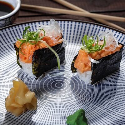 Гункан Лосось в Эбби Noodles & Sushi Bar по цене 480 ₽