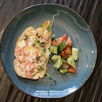 Чиабатта, запеченная с беконом, сыром, каперсами, овощи с маслом оливковым в Длинный нос