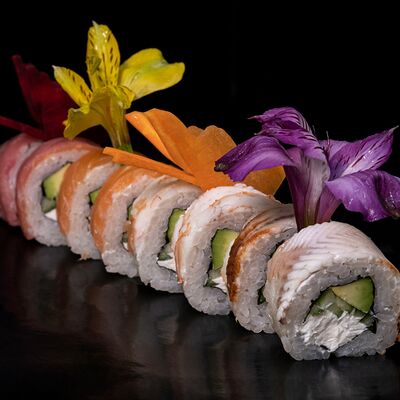 Luxury ролл Окиано микс с угрем, креветкой, тунцом и лососем в Fast Япония Premium Sushi по цене 666 ₽