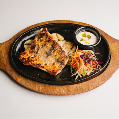 Стейк из судака с цукини, лёгким салатом и лимонно-лаймовым соусом в Круча по цене 1790 ₽