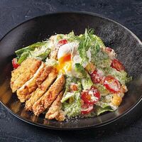 Цезарь с курицей в Corner Grill