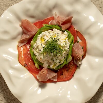 Капрезе с томатами и прошутто в Harvey & Monica по цене 1000 ₽