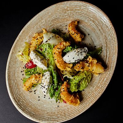 Салат с креветками в темпуре в Koster по цене 980 ₽