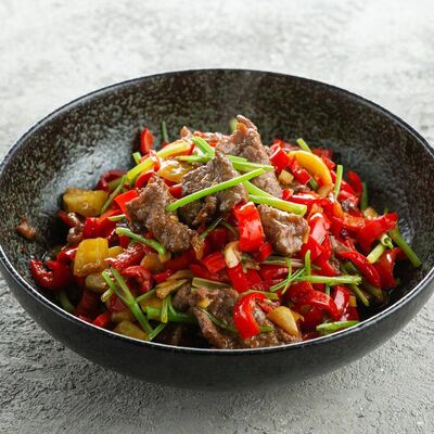 Говядина стир-фрай с перцем чили и кинзой в See China по цене 760 ₽