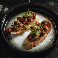 Брускетты с пате из куриной печени в Look lounge