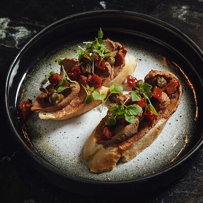 Брускетты с пате из куриной печени в Look lounge по цене 370 ₽