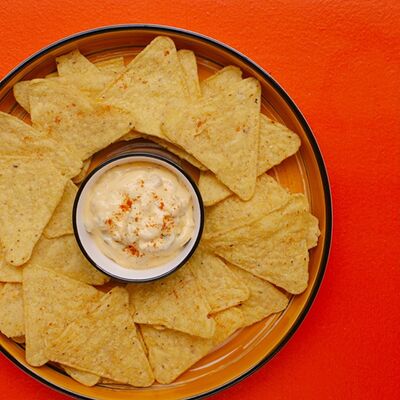 Начос с острым сырным соусом в Mexo Food Bar по цене 380 ₽
