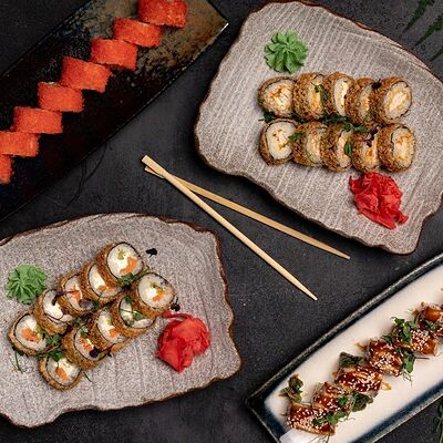 Цезарь темпура с креветкой в Nest по цене 590 ₽