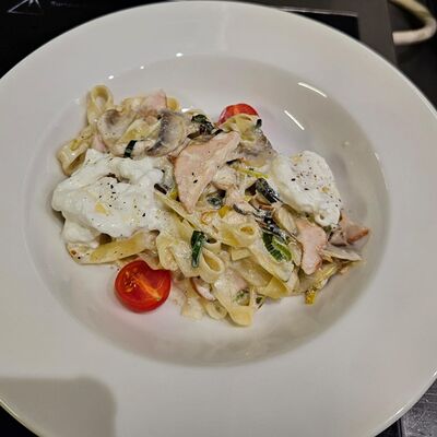 Фетучинни с курицей и страчателлой в Fratelli Pizza по цене 655 ₽