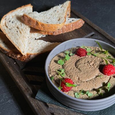 Паштет из куриной печени с соусом из лесных ягод в Мишка Бар по цене 590 ₽