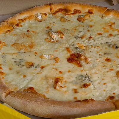 Пицца с грушей, грецкими орехами и сыром с голубой плесенью в Al Dente по цене 23 р.