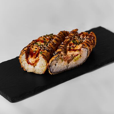 Hot Roll с курицей в Суши на районе по цене 570 ₽