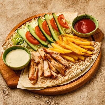 Шаурма на тарелке с картошкой фри в Каскара по цене 509 ₽