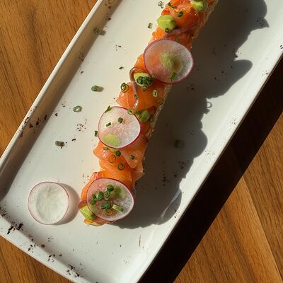 Французский багет со слабосоленым лососем и гуакамоле в MeatBarrique по цене 950 ₽