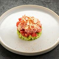 Тартар из филе камчатского краба с авокадо в Вода & Еда