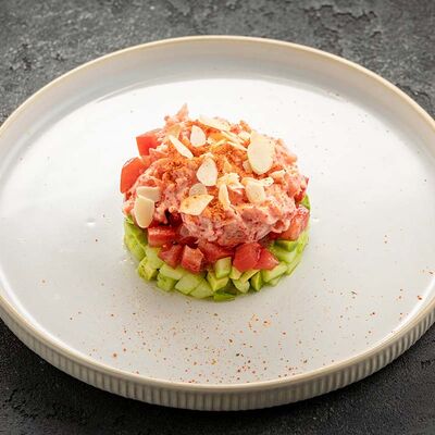 Тартар из филе камчатского краба с авокадо в Вода & Еда по цене 1437 ₽