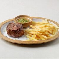Филе миньон, картофель фри, перечный соус в Layerz Cafe