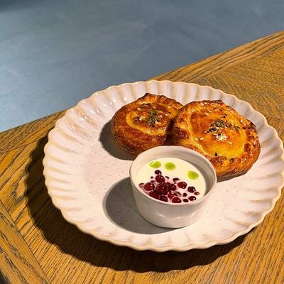 Слоёные пирожки с уткой и савойской капустой в Веранда по цене 720 ₽