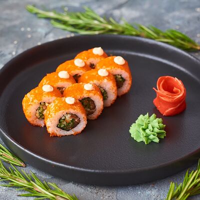 Ролл Калифорния в масаго с лососем в Баба роллс по цене 380 ₽