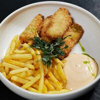 Куриные стрипсы с картофелем фри и соусом гриль в Nuahule