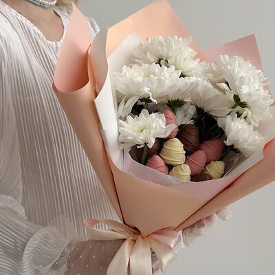 Букет с клубникой и цветами Алиса в Клубника по цене 4990 ₽