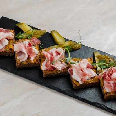 Ржаные тосты с саломв ЛайкиПарк по цене 460 ₽