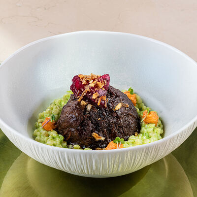 Томленая говяжья щека с птитимом и кремом из вяленых томатов в Муссоны по цене 1200 ₽