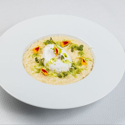 Сливочное ризотто из цветной капусты с яйцом пашот и пармезаном в Sabor de la Vida по цене 880 ₽