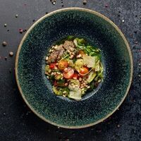 Салат с говядиной в Mesto Sushi & Grill