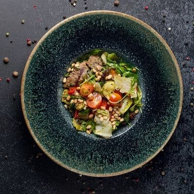 Салат с говядиной в Mesto Sushi & Grill по цене 890