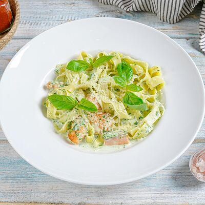 Паста с лососем и шпинатом в Термос по цене 990 ₽