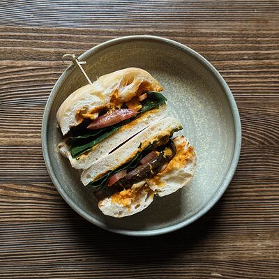 Сэндвич с жареным баклажаном и соусом ромеско в Позавчера по цене 520 ₽