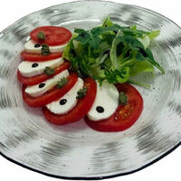 Салат из томатов с сыром моцарелла в соусе песто в Шале