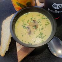 Крем-суп с лесными грибами, сливками и сухариками в БлинОК!