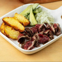 Ростбиф с маринованным луком, малосольными огурцами и печеным картофелемв Рестобар