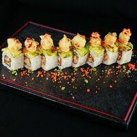 Спайси ролл с миксом угря и лосося с темпурной креветкой в Sushi Sticks