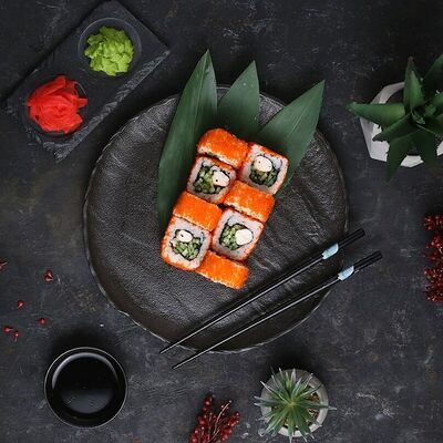 Ролл Калифорния с тигровыми креветками эби в Рыбин Гуд Sushi Premium по цене 778 ₽