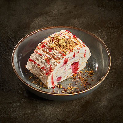 Рулет меренговый с брусникой в Корчма по цене 410