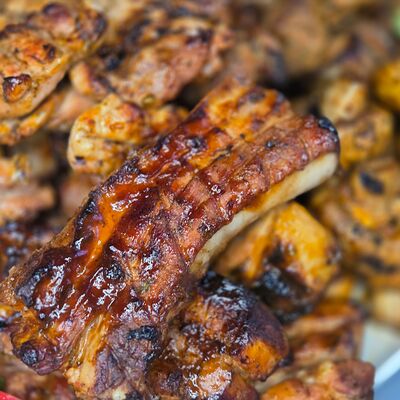 Ребра барбекю на гриле в Мужчина готовит по цене 560 ₽