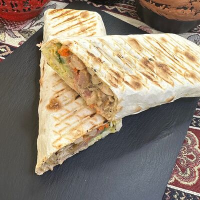 Шаурма сырная с курицейв На углях по цене 575 ₽