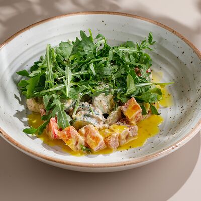 Салат с копченым лососем и авокадо в Двор Помидор по цене 790