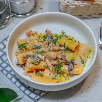 Паста с цыпленком и грибами в APOLLO