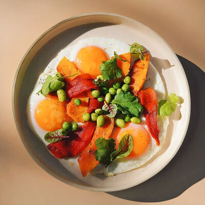 Яичница, сезонные овощи в Angel Cakes по цене 690 ₽