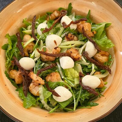 Салат зеленый с креветками и сыром в Траттория Semplice по цене 1310 ₽