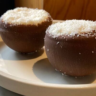 Муссовое пирожное Кокос в Surf Coffee x Passage по цене 360 ₽