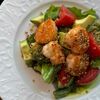 Жареные креветки с авокадо, спелыми томатами и хрустящим киноа в Seven по цене 940