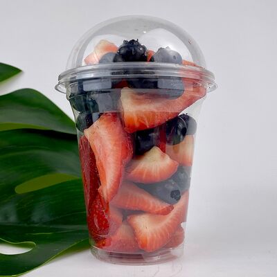 Стаканчик Клубника, голубика №15 в Durian Экзотические фрукты по цене 1350 ₽