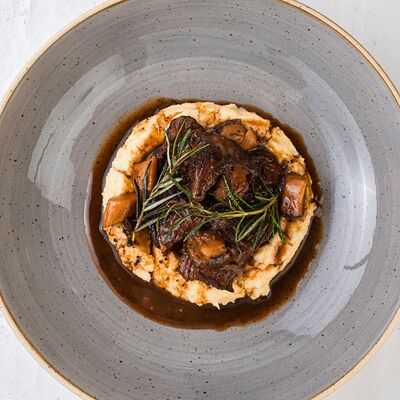 Томлёный ягнёнок с белыми грибами в Березка по цене 47 р.