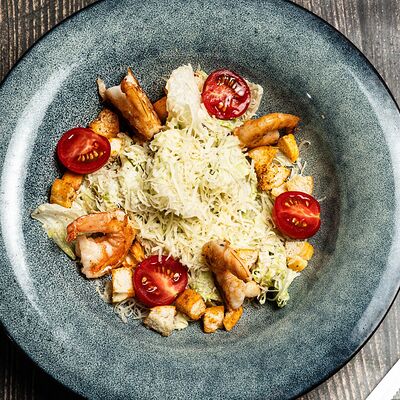 Цезарь с креветками в Булл Вар по цене 1050 ₽