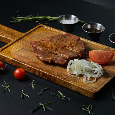 Фирменный стейк из cвинoй шеи на углях в Хуторок по цене 585 ₽